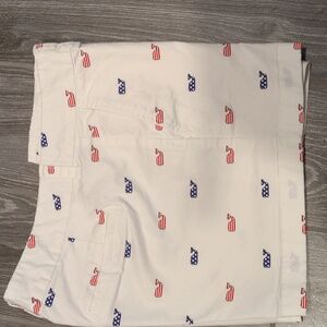 Vineyard Vines White Shorts with Flag Whale Design; LIKE NEW!         ❤️🤍💙